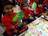 1.000 Anak TK Merakit Robot