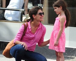 Suri Cruise Rilis Clothing Line Senilai Rp 22 Miliar