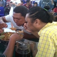 Serunya Lomba Makan Nasi Goreng Jancuk
