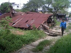 Angin Kencang Robohkan 3 Rumah di Medan, Warga Diimbau Waspada