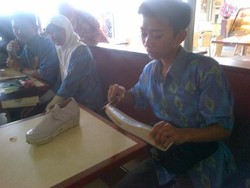 Tangis Siswa SMP Penemu Sepatu Anti Pelecehan Seksual di Malaysia