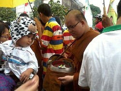 Peringati Hari Waisak, 37 Biksu Keliling Kota Tua Kumpulkan Derma