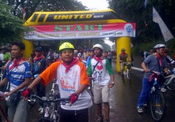 Diguyur Hujan, Masyarakat Antusias Ikuti Fun Bike Peringati Ultah Kopassus 