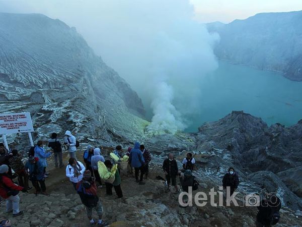 Memburu Api Biru di Kawah Ijen