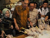 Gita Wiryawan Blusukan ke Pasar Klender