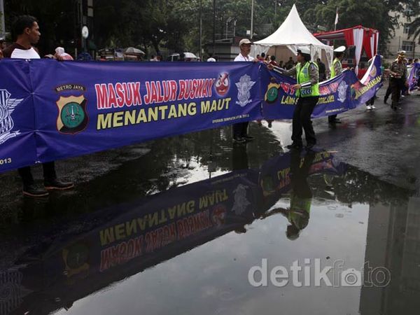 Ratusan Spanduk Polri Raih Muri