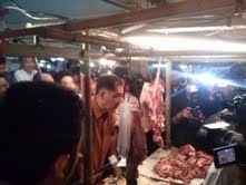 Sambil Blusukan, Gita Wirjawan Borong Daging Hingga Cabai di Klender