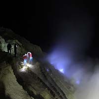 Penampakan Api Biru di Kawah Ijen Membuat Wisatawan Tergila-gila