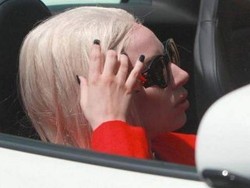 Lady Gaga dengan McLaren 12C Spider