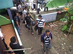 Geledah Kontrakan Dekat Bandara Bandung, Polisi Sita Golok Hingga Timer