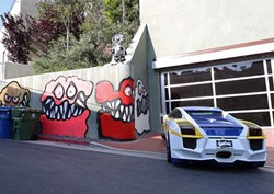 Lukisan Monster di Tembok Rumah Chris Brown Diprotes Tetangga