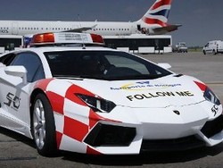 Ketika Lamborghini Jadi Mobil Penuntun Pesawat di Bandara
