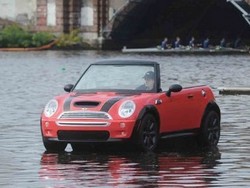 Mobil MINI Jadi Perahu