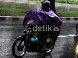 Terpaksa Pakai Jas Hujan Ponco Karena Tas Kerja Besar