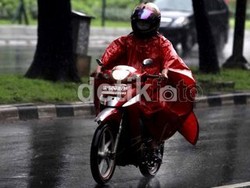 Polisi: Masyarakat Harus Mulai Sadar Bahaya Pakai Jas Hujan Ponco