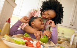 Latih Anak Menjalani Pola Makan Sehat dengan Cara Ini