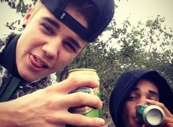 Ikut Safari di Hutan Afrika, Justin Bieber Malah Mabuk-mabukan