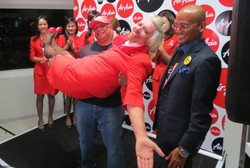 Jadi Pramugari Waria, Richard Branson Minta Dicium Bos AirAsia