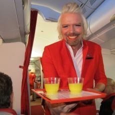 Penuhi Janjinya, Ini Dia Richard Branson Sang Pramugari!