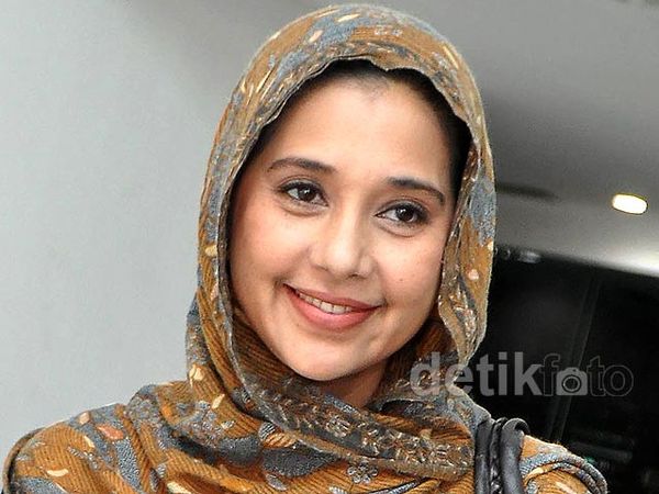 Ayu Azhari Tersenyum