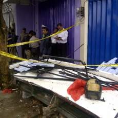 Tiga Orang Tertimpa Atap Toko Saat Berteduh, Satu Tewas