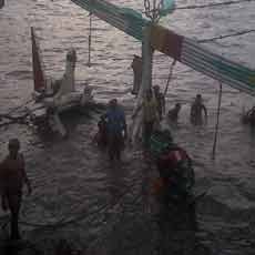 7 Kapal Ikan Nelayan Muncar Hancur Diterjang Ombak