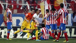 Tim tuan rumah unggul lebih dulu dengan gol Radamel Falcao. Alexis Sanchez kemudian menyeimbangkan permainan sebelum gol bunuh diri Gabi memastikan kemenangan Barcelona. REUTERS/Javier Barbancho.