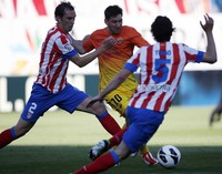 Tiga angka tambahan yang didapat membuat pasukan Tito Vilanova itu kini mengemas 91 angka dari 35 kali bertanding sedangkan Atletico tetap di peringkat ketiga dengan 72 poin hasil 36 pertandingan. REUTERS/Javier Barbancho.