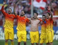 (Kiri-kanan) Gerard Pique, Sergio Busquets, Cesc Fabregas, Jordi Alba dan Marc Bartra merayakan keberhasilan mereka menjadi juaga La Liga. REUTERS/Javier Barbancho.