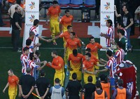 Pemain Atletico Madrid juga memberikan ucapan selamat kepada pemain Barcelona. REUTERS/Javier Barbancho.