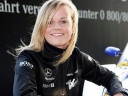 10 Wanita Cantik di Balik Kemudi