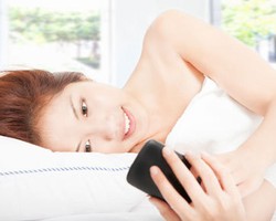 Survei: 76% Ibu Tak Bisa Jauh-jauh dari Smartphone Saat Tidur