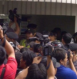 Kericuhan Terjadi Saat Hilmi Keluar dari KPK