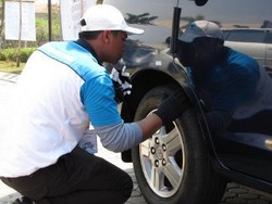 Ada Batu di Sela-sela Ban? Segera Bersihkan!