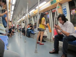 Jalan-jalan di Singapura, Enaknya Naik MRT Saja!