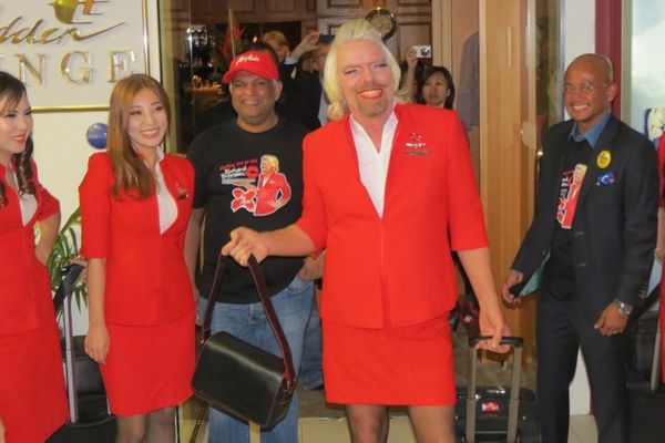 Foto Aksi Gila Richard Branson Jadi Pramugari Waria AirAsia