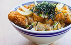 Mau Torikatsu atau Chicken Popcorn? Keduanya Krenyes Enak!