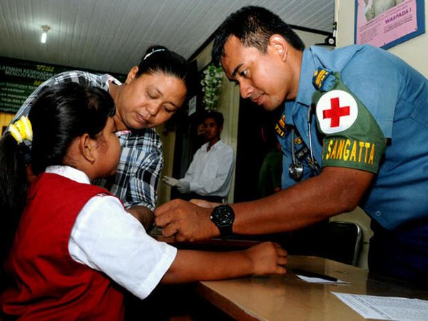 TNI Peduli Kesehatan Masyarakat di Daerah Latihan