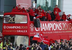 Para pahlawan MU diarak dengan bus. REUTERS/Darren Staples.