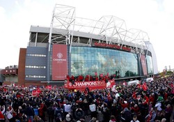 Mereka kemudian berpesta di luar stadion Old Trafford. REUTERS/Darren Staples.