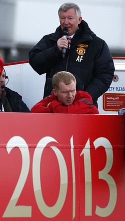 Alex Ferguson yang telah menyatakan pensiun menikmati benar parade ini. REUTERS/Darren Staples.