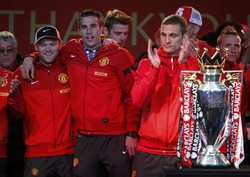 Wayne Rooney yang diisukan akan hengkang juga ikut berpesta. REUTERS/Phil Noble.