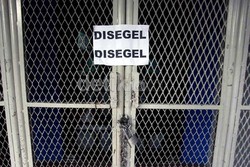 Keberadaan 14 Pengurus Provinsi di kantor PSSI hanya 30 menit. Mereka akhirnya bubar setelah menyegel pintu depan Kantor PSSI.