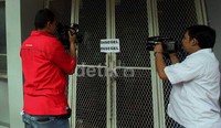 Sebuah kertas bertuliskan disegel' ditempelkan di pintu masuk kantor PSSI.