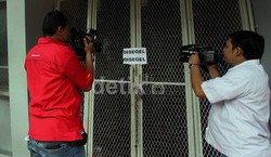 Sebuah kertas bertuliskan disegel' ditempelkan di pintu masuk kantor PSSI.