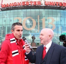 Van Persie Belum Copot Medali Juara Dari Lehernya Sejak Kemarin