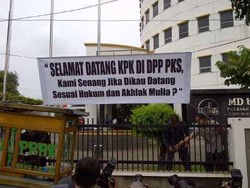 Pasang Spanduk Sindir KPK, PKS Seperti Tak Ikhlas Mobil Luthfi Disita