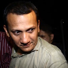 Bupati Mandailing Natal dan 2 Tas Hitam Tiba di KPK