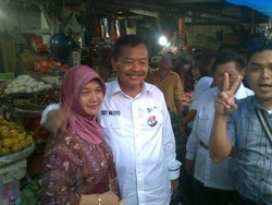 Blusukan ke Pasar, Cagub Bibit Waluyo Beli Apel & Asyik Foto Bareng