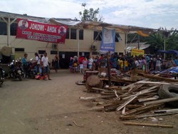  Penggusuran di Waduk Pluit Memanas, Warga Duduki Benteng Alat Berat